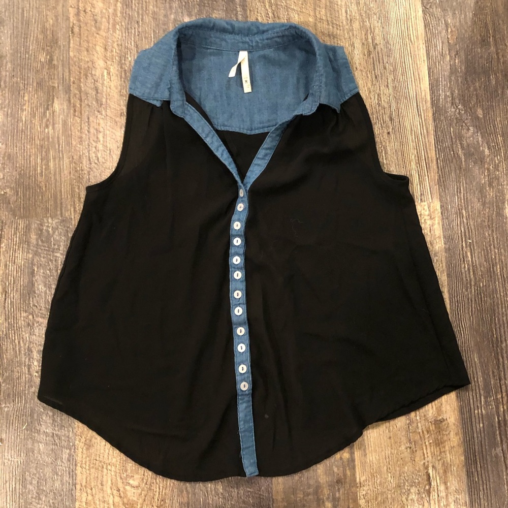 SLEEVELESS BUTTON DOWN FLOW SHIRT